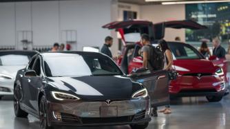 Tesla пуска по-евтини електромобили в опит да пребори конкуренцията