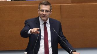 „Панически“: Законът за продажбата на „Лукойл“ в България мина и в зала