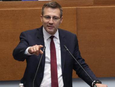 „Панически“: Законът за продажбата на „Лукойл“ в България мина и в зала