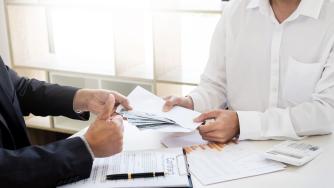 Държавният сектор увеличава доминацията си на пазара на труд в малките общини