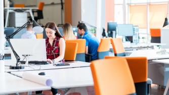 Това ли е краят на офис служителите? AI ще промени „буквално всяка работа“