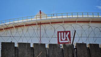 Вечерни новини: Сделката за „Лукойл“ минава през ДАНС и кабинета; Задават се директни полети до САЩ