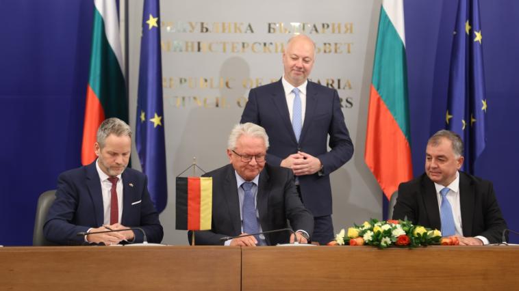 „Отвъд времето и пространството“: България подписа с „Райнметал“ за завод за барут и боеприпаси