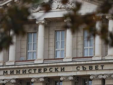 Бюджет 2026: Държавата наказва работещия бизнес и поощрява държавните чиновници (Графики)