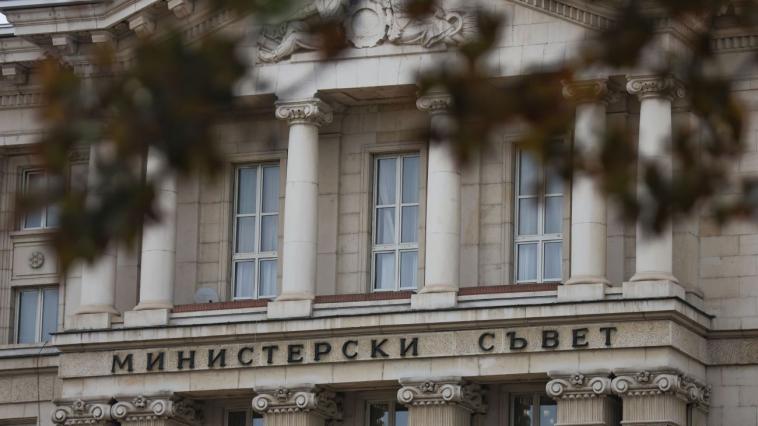 Бюджет 2026: Държавата наказва работещия бизнес и поощрява държавните чиновници (Графики)