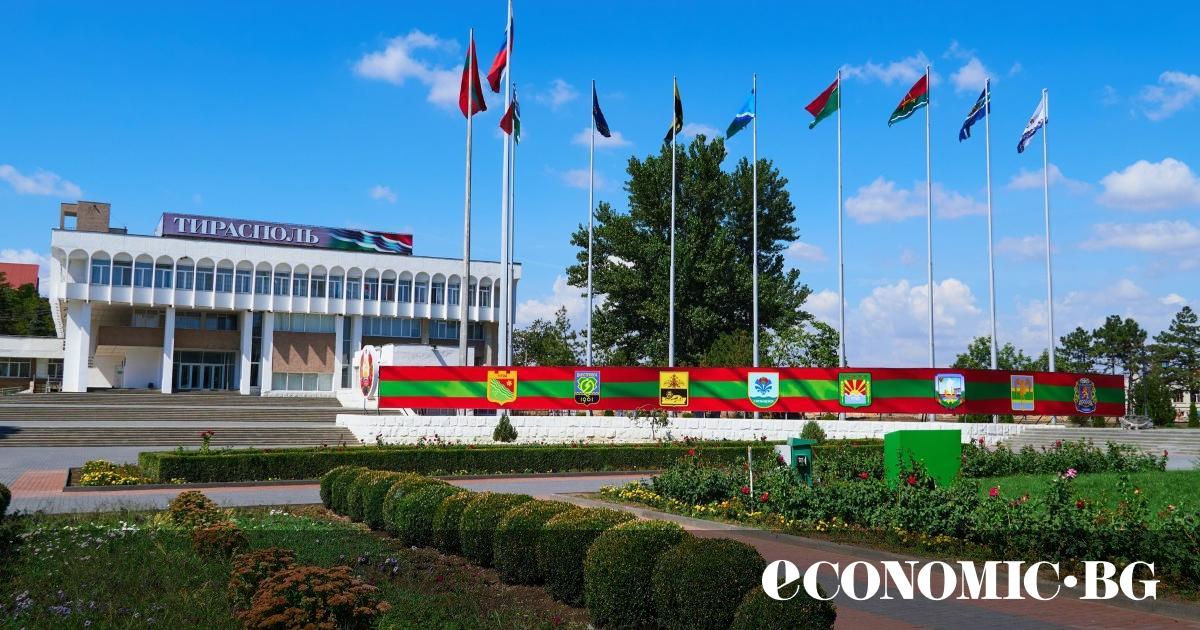 Извисяващи се статуи на Ленин, пощенски картички с Путин и