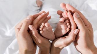 Кабинетът замразява парите за втората година майчинство