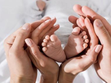 Кабинетът замразява парите за втората година майчинство