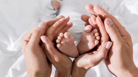 Кабинетът замразява парите за втората година майчинство