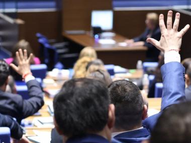 И парламентът скоростно отхвърли ветото на Радев за „Лукойл“