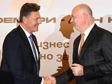 Премиерът Росен Желязков връчи персонално отличие на Тим Курт на Деня на металурга