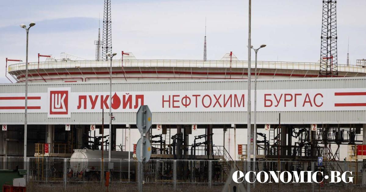 Половината от задължителните 90-дневни запаси на бензин и дизел се