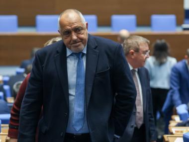 Български банки искат да спрат преждевременно работа с „Лукойл“