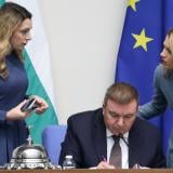 Депутатите с лекота преодоляха ветото на Радев за „Лукойл“