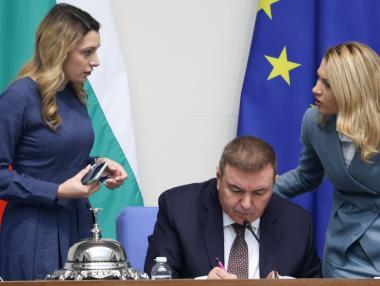 Депутатите с лекота преодоляха ветото на Радев за „Лукойл“