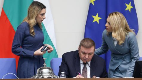 Депутатите с лекота преодоляха ветото на Радев за „Лукойл“