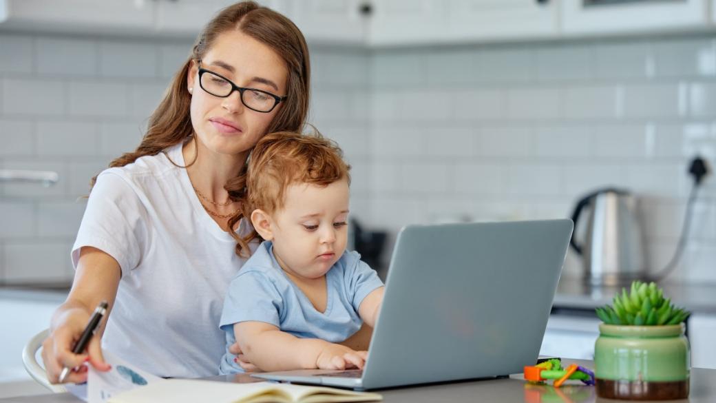 Родителите на деца до 12 г. ще могат да работят от вкъщи през лятото