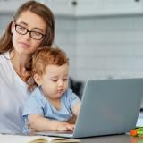 Родителите на деца до 12 г. ще могат да работят от вкъщи през лятото