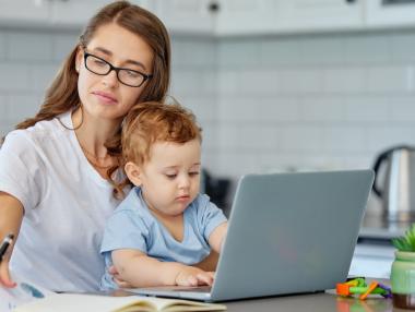 Родителите на деца до 12 г. ще могат да работят от вкъщи през лятото