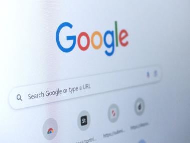 ЕК разследва Google за понижаване на новинарски сайтове в резултатите при търсене