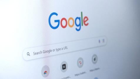 ЕК разследва Google за понижаване на новинарски сайтове в резултатите при търсене