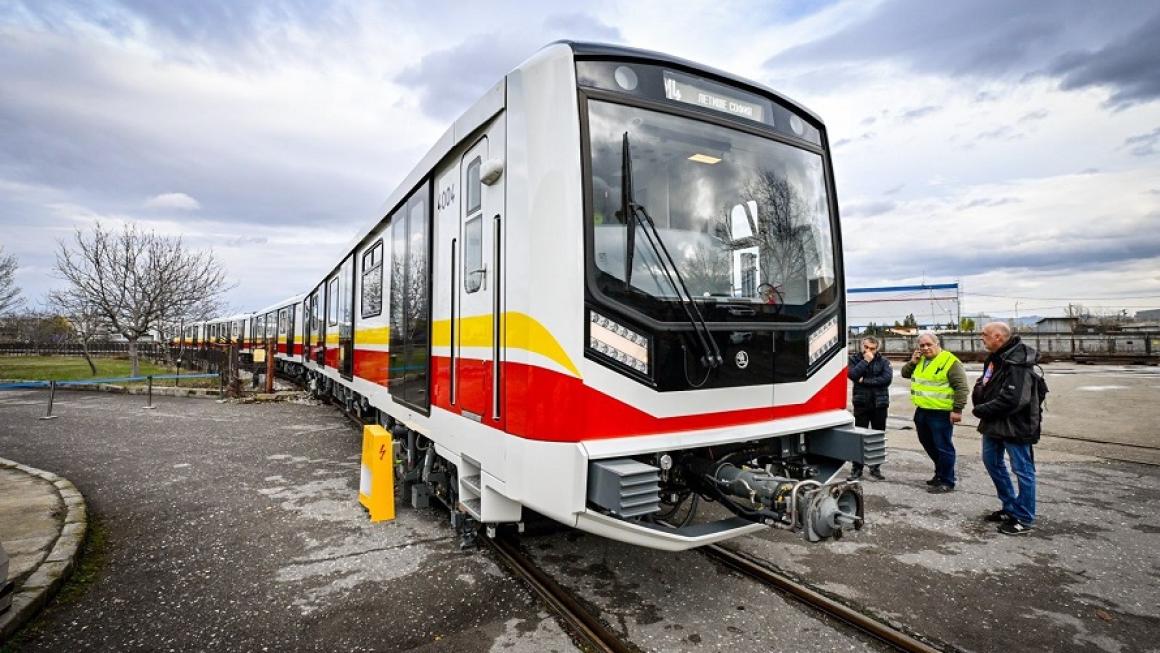 Галерия :: Снимка 0 :: „Шкода“ достави първия от новите влакове за столичното метро (галерия)}