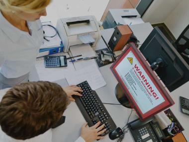 Киберриск в офиса: Какво пропускат повечето фирми и техните служители?