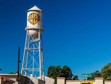 Netflix, Paramount и Comcast вече наддават за Warner Bros