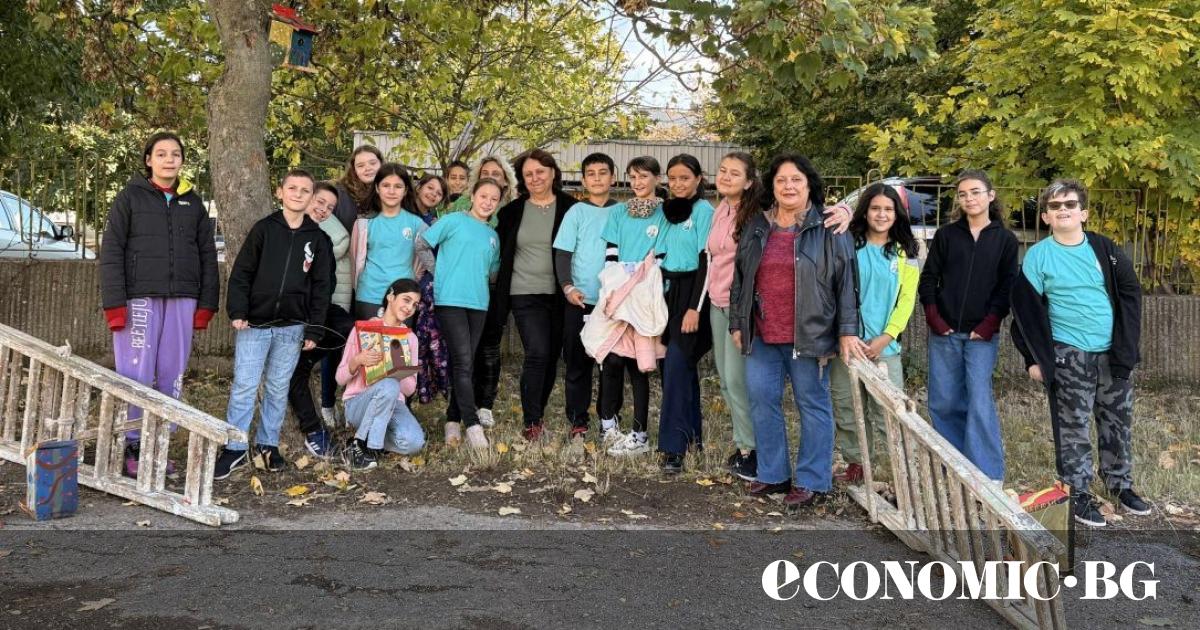 Над 500 ученици, заедно със своите родители и учители, засадиха