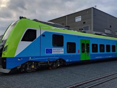 Новите влакове „Шкода“ тръгват по релсите в България напролет (снимки)