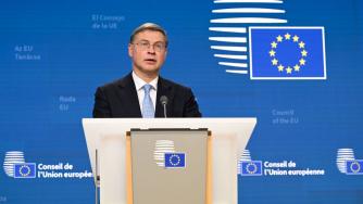 Домбровскис призова ЕС да действа с репарационния заем за Украйна