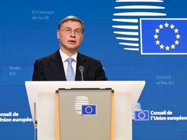 Домбровскис призова ЕС да действа с репарационния заем за Украйна