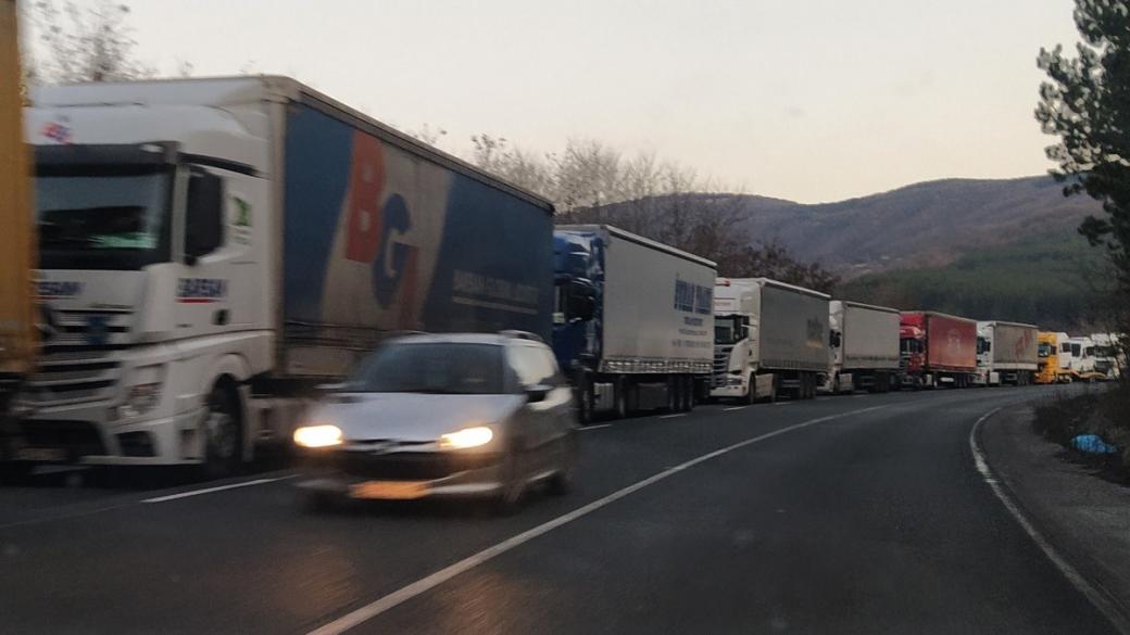 АПИ ограничава движението на тирове по магистралите за празниците (Карта)