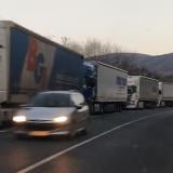 АПИ ограничава движението на тирове по магистралите за празниците (Карта)