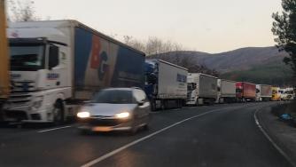 АПИ ограничава движението на тирове по магистралите за празниците (Карта)