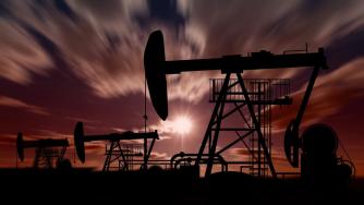 Петролът върви нагоре в очакване на решение за лихвите в САЩ