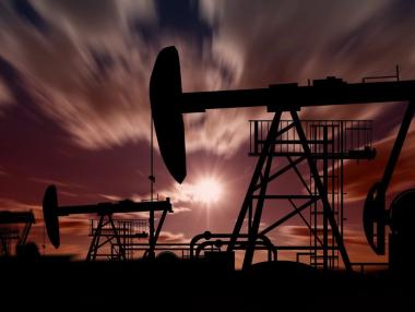 Петролът върви нагоре в очакване на решение за лихвите в САЩ