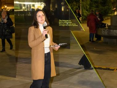 Yettel обнови инсталацията „Огледай се“ с аудио разказ и послания срещу дезинформацията