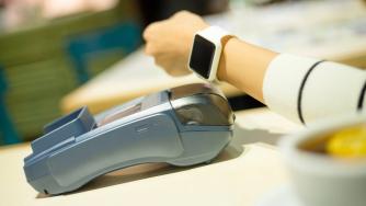 Кои държави пазаруват най-много с телефони и смартчасовници?