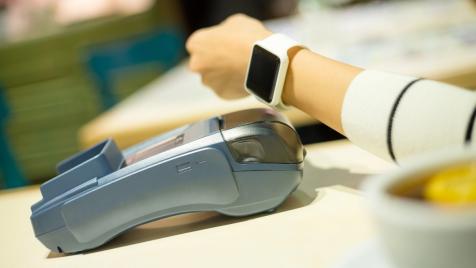 Кои държави пазаруват най-много с телефони и смартчасовници?