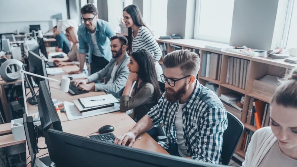 „Светеща лампа“: Оптимизмът на IT сектора в България се охлажда