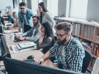 „Светеща лампа“: Оптимизмът на IT сектора в България се охлажда