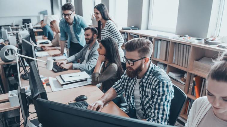 „Светеща лампа“: Оптимизмът на IT сектора в България се охлажда