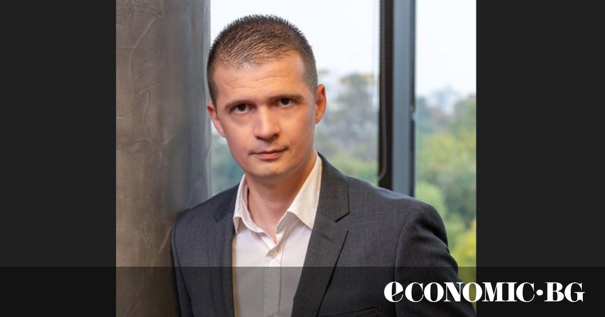 Николай Минев е магистър по финанси и бакалавър по приложна