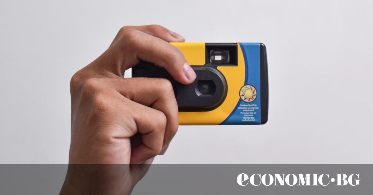 През 1975 г. млад инженер в компанията Kodak прави първата