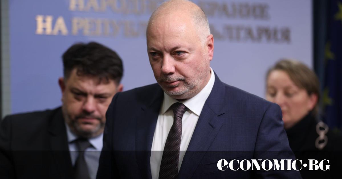 Unanimously, with 227 votes in favor, MPs accepted the resignation