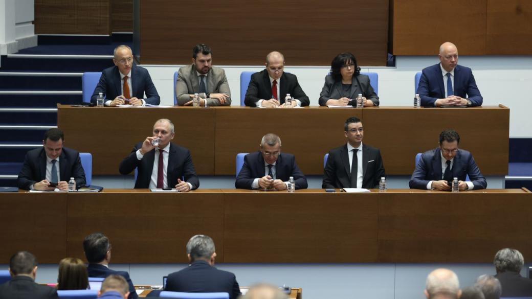 Вечерни новини: Всички депутати подкрепиха оставката на кабинета; Няма проблем да започнем 2026 г. без бюджет