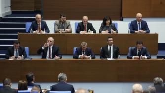 Вечерни новини: Всички депутати подкрепиха оставката на кабинета; Няма проблем да започнем 2026 г. без бюджет