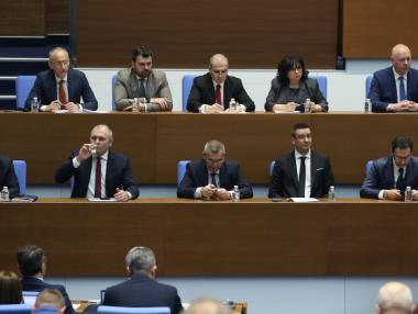 Вечерни новини: Всички депутати подкрепиха оставката на кабинета; Няма проблем да започнем 2026 г. без бюджет