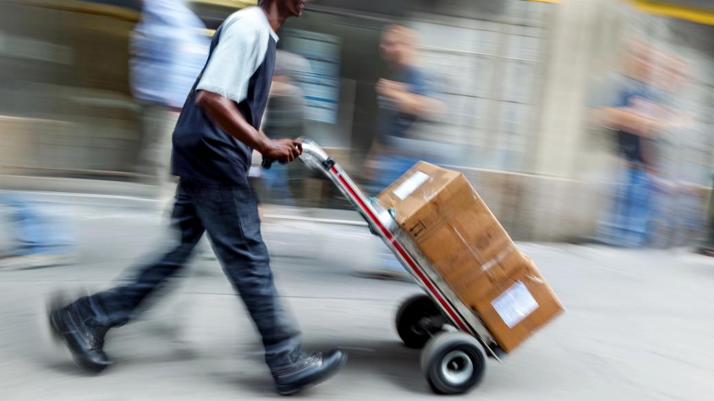 Онлайн пазаруването извън ЕС поскъпва: Всяка малка пратка ще се обмитява отделно